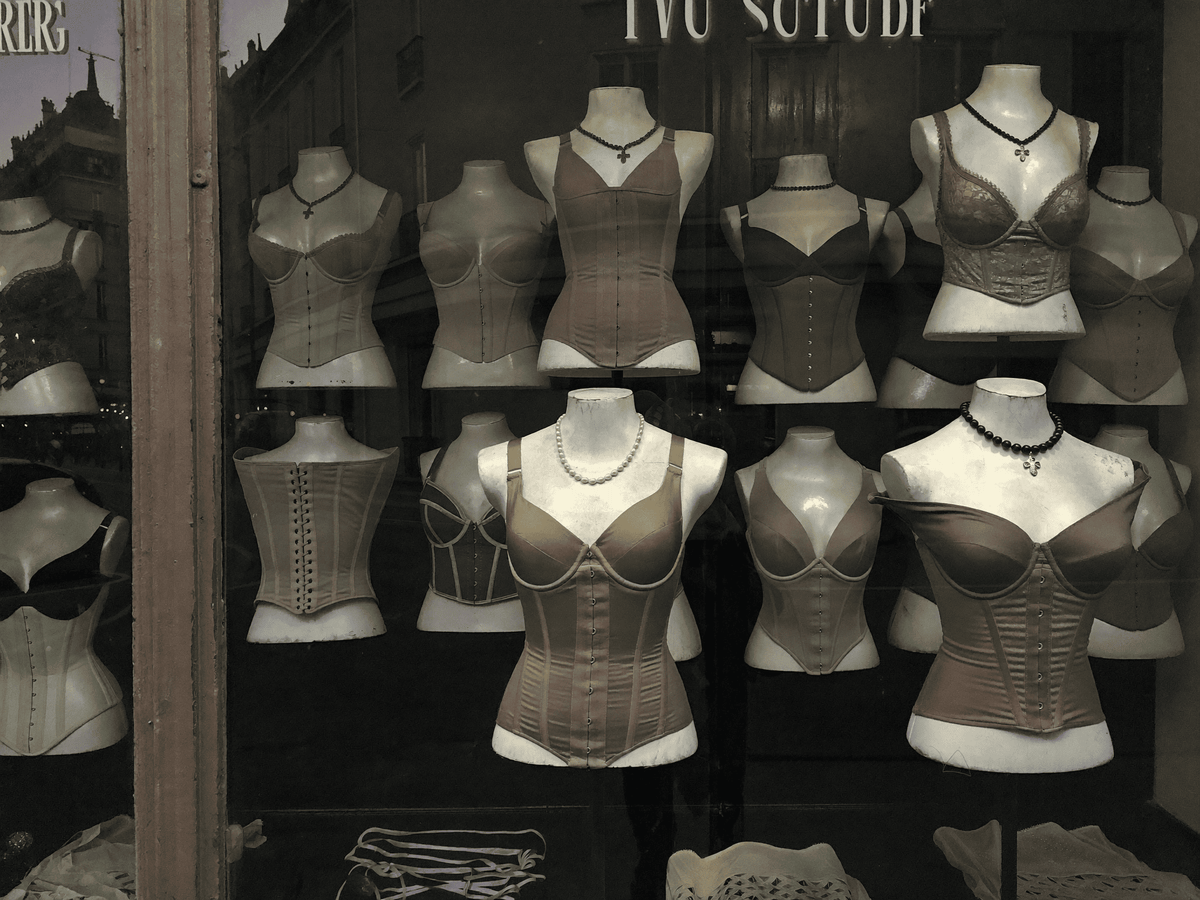 Vitrine de boutique de lingerie classique