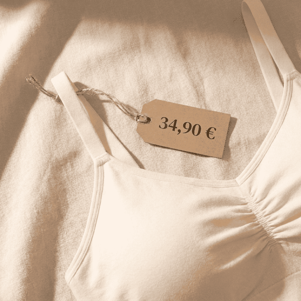 Étiquette de prix de la brassière CURVILINES posée à côté du produit, vue rapprochée