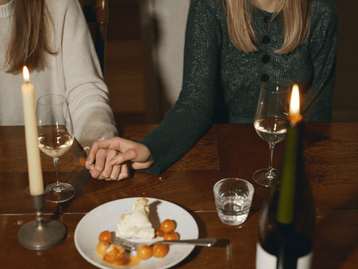 Dîner intime entre deux amies, ambiance bougie