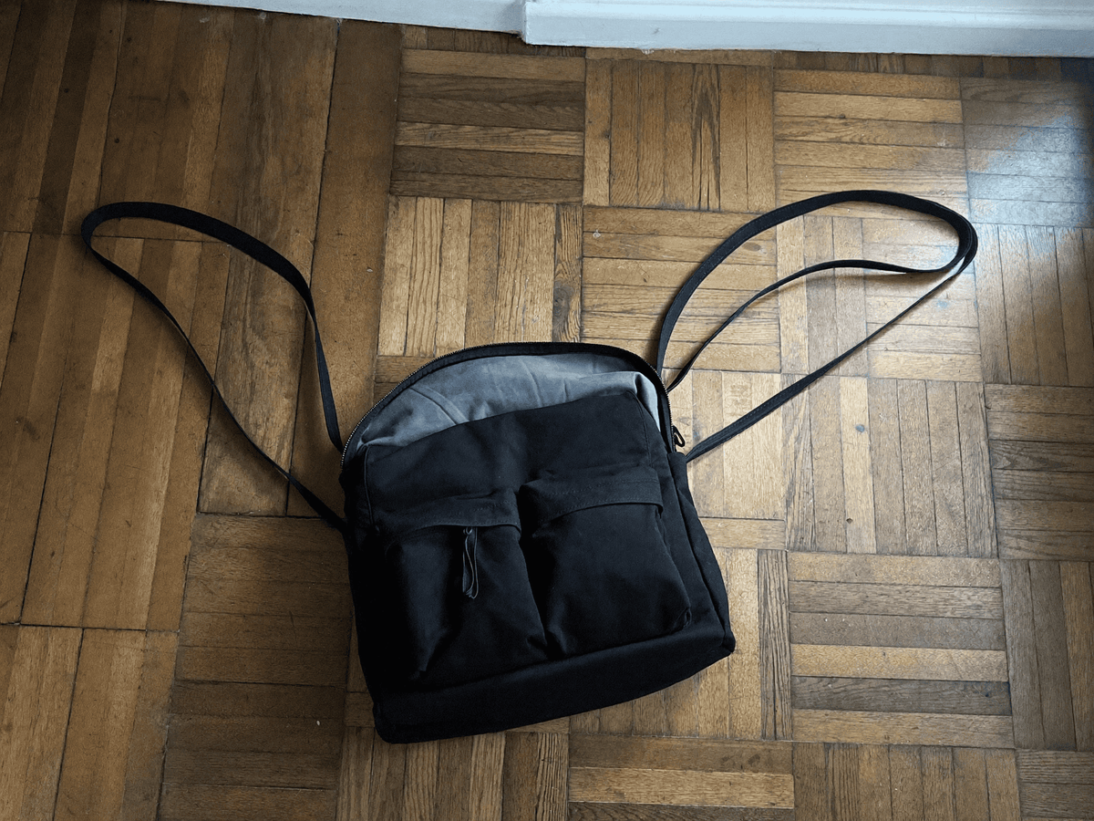 Sac à dos noir, métaphore visuelle
