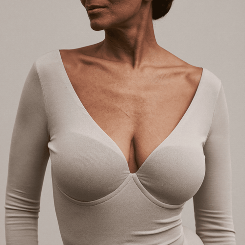 Invisible sous une chemise fine.